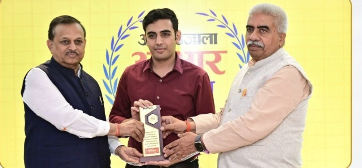 Globus Hospital receiving the Aabhaar Samarpan honour from Shri Rakesh Sachan, Khadi and Village Industries Minister, Uttar Pradesh Government, and Shri Ramesh Awasthi, Member of Parliament, at the Amar Ujala ceremony in Kanpur