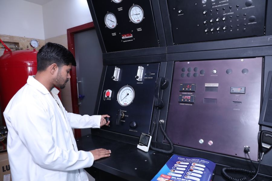 USFDA-approved hyperbaric oxygen therapy chamber and HBOT session at Globus Hospital Kanpur