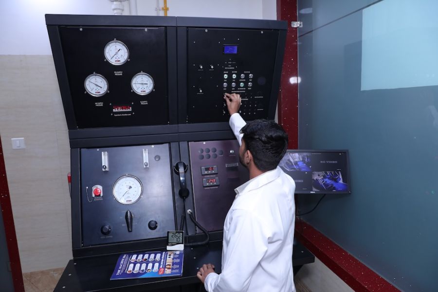 USFDA-approved hyperbaric oxygen therapy chamber and HBOT session at Globus Hospital Kanpur