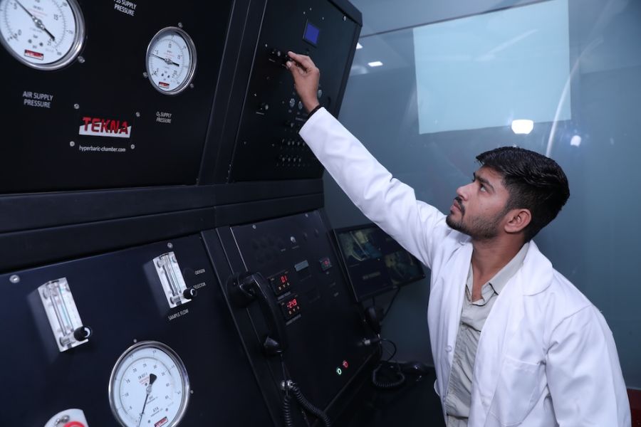 USFDA-approved hyperbaric oxygen therapy chamber and HBOT session at Globus Hospital Kanpur
