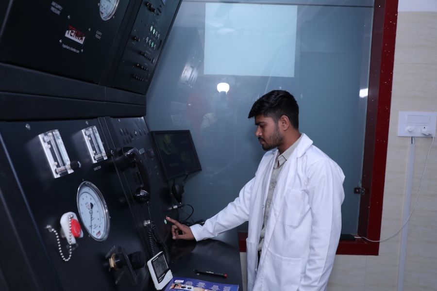 USFDA-approved hyperbaric oxygen therapy chamber and HBOT session at Globus Hospital Kanpur